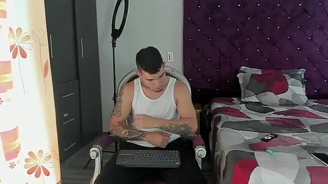 BooyHott  online show from October 10, 2025, 7:25 pm