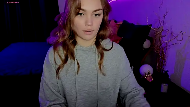 KitsyMoore online show from November 18, 2025, 2:42 pm