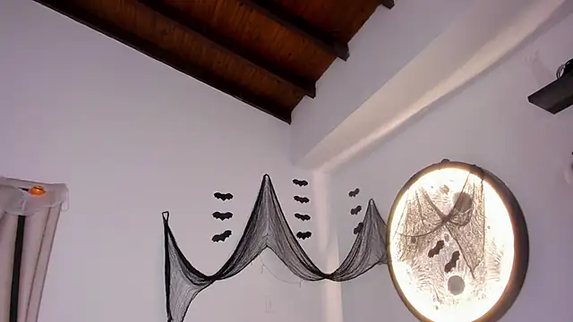 Isabella-Rosssi online show from October 19, 2025, 5:05 pm