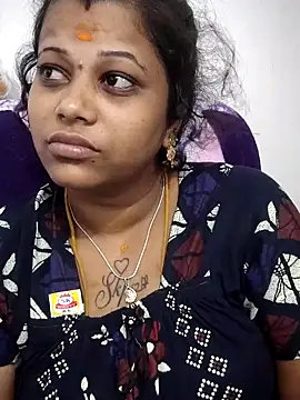 sweetqueen143 online show from May 18, 2026, 5:45 am
