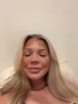 Bellablows online show from September 28, 2025, 8:49 pm
