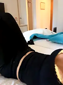 Bellablows online show from September 30, 2025, 4:24 pm
