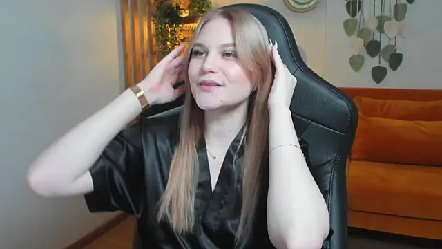 Snapshot of AriaWell chatting on October 16, 2025, 6:38 pm AriaWell online show from October 16, 2025, 6:38 pm