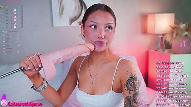 LeilaMeow online show from September 25, 2025, 7:20 pm