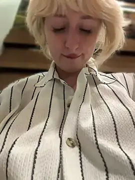 Snapshot of RonnieKiss chatting on May 24, 2026, 8:36 am RonnieKiss online show from May 24, 2026, 8:36 am