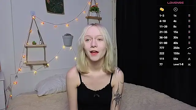 ArcticaRyder online show from November 18, 2025, 8:39 am