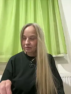 Snapshot of B_i_r_d_i_e chatting on October 3, 2025, 7:26 pm B i r d i e online show from October 3, 2025, 7:26 pm