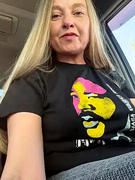 Snapshot of B_i_r_d_i_e chatting on September 22, 2025, 12:22 pm B i r d i e online show from September 22, 2025, 12:22 pm