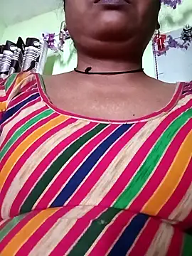 Snapshot of Mona_darling21 chatting on October 22, 2025, 8:14 am Mona darling21 online show from October 22, 2025, 8:14 am