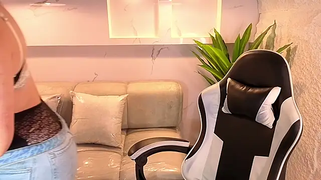 Snapshot of scarlett_smith_tp chatting on December 17, 2025, 12:43 pm scarlett smith tp online show from December 17, 2025, 12:43 pm