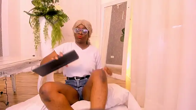 LolaJenkinss online show from November 17, 2025, 12:53 pm