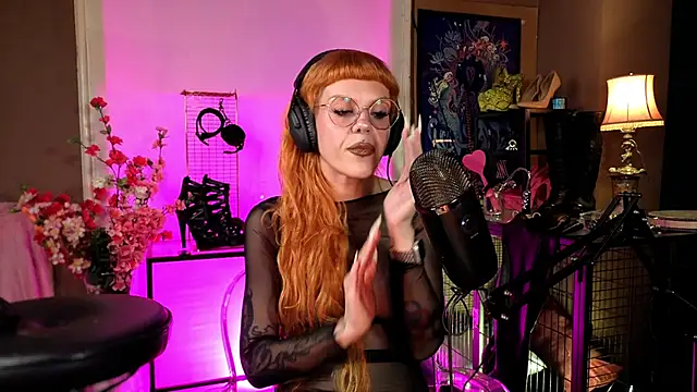 tacodeluxxxe online show from May 18, 2026, 12:33 am