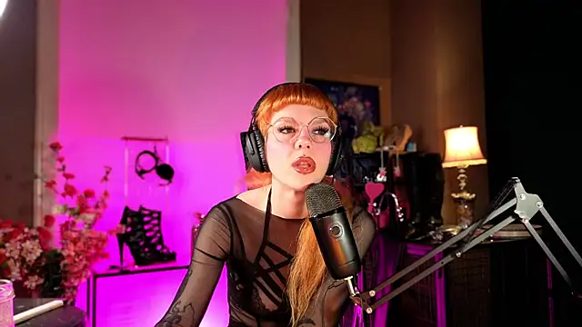 tacodeluxxxe online show from May 14, 2026, 1:46 am
