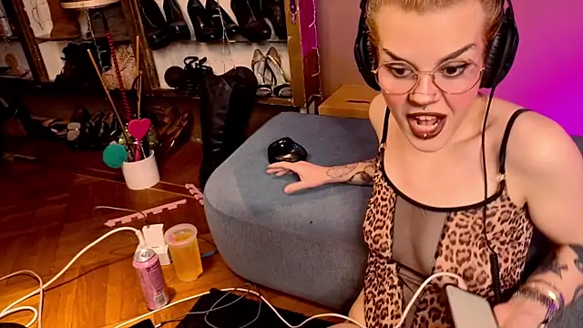 tacodeluxxxe online show from September 25, 2025, 11:44 pm
