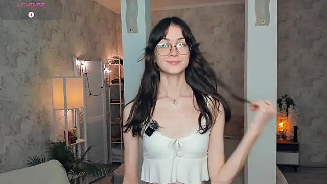 ReneeLippeatt online show from November 7, 2025, 7:29 pm