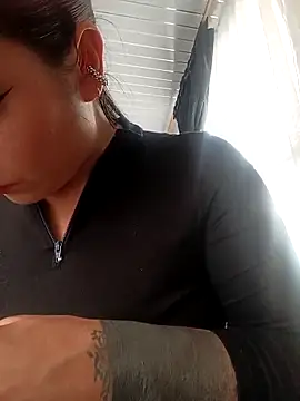 Snapshot of _Luna-1 chatting on October 7, 2025, 6:09 pm Luna-1 online show from October 7, 2025, 6:09 pm