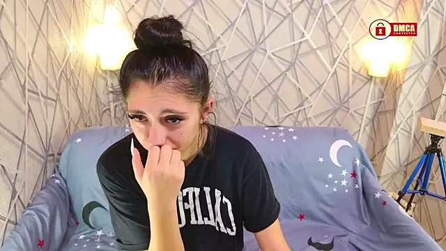 Charming LIA online show from November 6, 2025, 5:17 pm