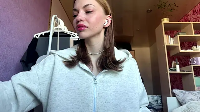 SofiaSmiles online show from September 24, 2025, 5:03 am