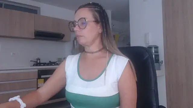 LovePaula online show from October 31, 2025, 1:46 am