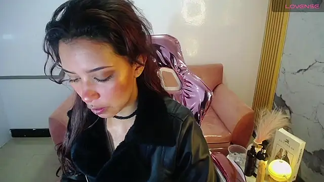 Nilia  ch online show from September 25, 2025, 9:54 pm