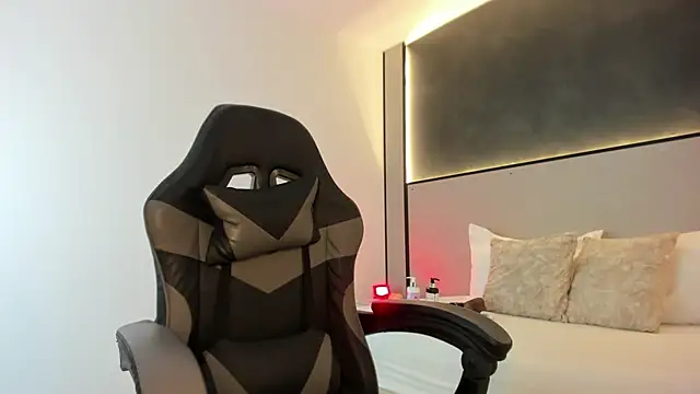 Snapshot of zoee_zi chatting on November 19, 2025, 7:03 pm zoee zi online show from November 19, 2025, 7:03 pm