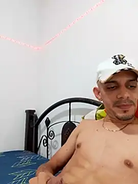 Snapshot of LATINO27CM chatting on October 23, 2025, 12:20 am LATINO27CM online show from October 23, 2025, 12:20 am