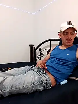 Snapshot of LATINO27CM chatting on October 18, 2025, 11:40 pm LATINO27CM online show from October 18, 2025, 11:40 pm