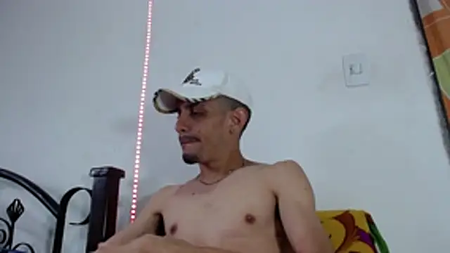 Snapshot of LATINO27CM chatting on November 5, 2025, 4:32 pm LATINO27CM online show from November 5, 2025, 4:32 pm