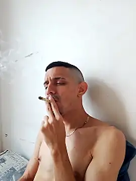 Snapshot of LATINO27CM chatting on October 15, 2025, 3:42 pm LATINO27CM online show from October 15, 2025, 3:42 pm