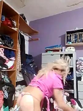 Snapshot of transreyna chatting on February 17, 2026, 6:05 pm transreyna online show from February 17, 2026, 6:05 pm