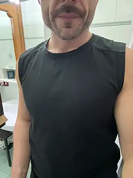 Snapshot of giovan2020 chatting on February 12, 2026, 10:42 pm giovan2020 online show from February 12, 2026, 10:42 pm