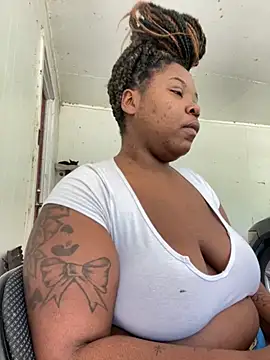 ChocolateKissesBaee online show from September 29, 2025, 9:42 pm