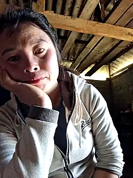 xuxulovezz online show from February 5, 2026, 5:25 am