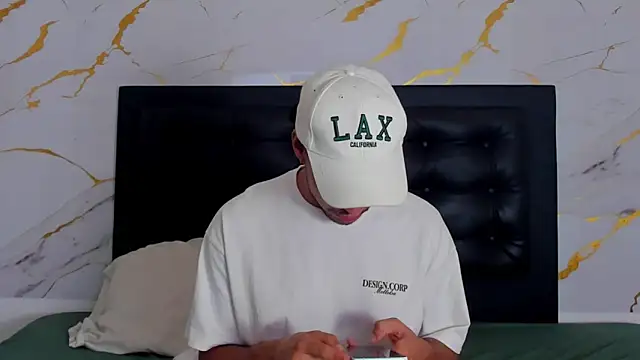 aroncooper1 online show from October 8, 2025, 12:39 pm