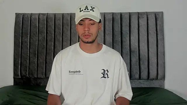 aroncooper1 online show from October 7, 2025, 11:33 am