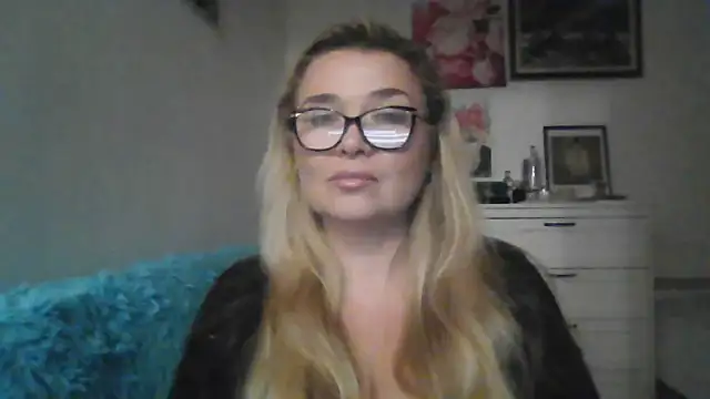 Myrienna online show from October 3, 2025, 10:44 pm
