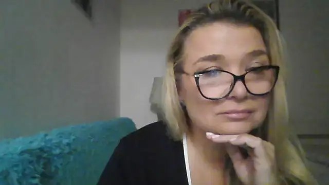 Myrienna online show from October 2, 2025, 8:56 pm