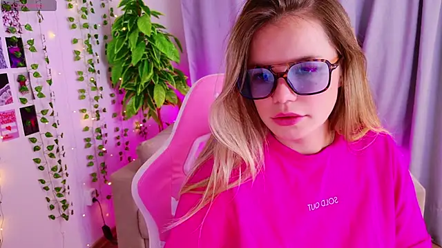 KellyHayden online show from November 16, 2025, 4:23 pm