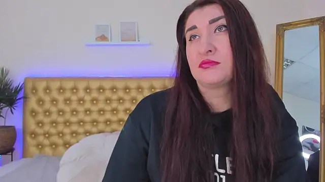 TrishaDarks online show from April 7, 2026, 5:09 am