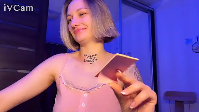 Kira Pierce online show from September 25, 2025, 1:39 pm