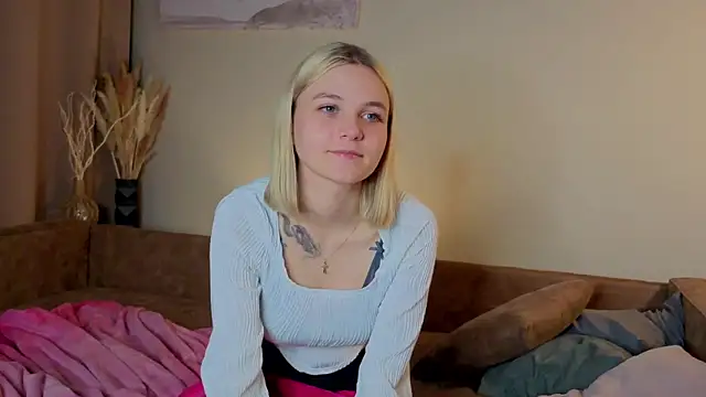 KelleDomin online show from October 22, 2025, 7:24 pm