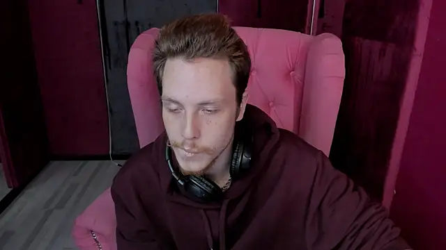 Snapshot of LeoMooree chatting on November 19, 2025, 3:34 pm LeoMooree online show from November 19, 2025, 3:34 pm