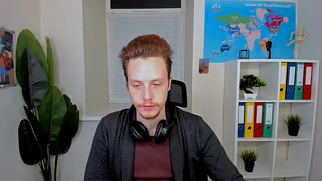 Snapshot of LeoMooree chatting on November 15, 2025, 9:08 pm LeoMooree online show from November 15, 2025, 9:08 pm