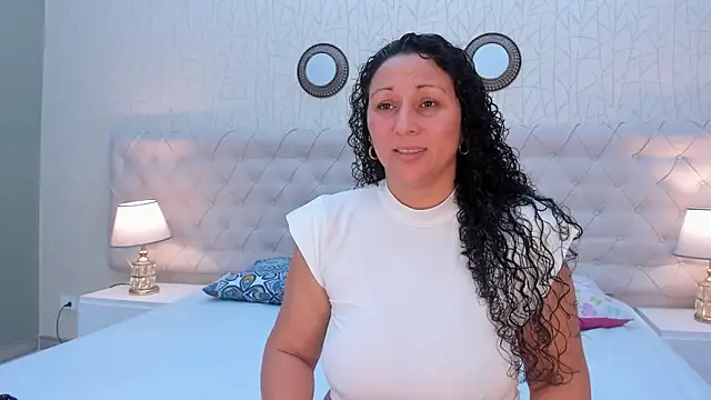 VaniaRose online show from November 22, 2025, 1:21 pm