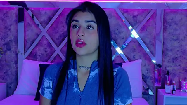 SofiaLopez   online show from October 5, 2025, 12:18 pm