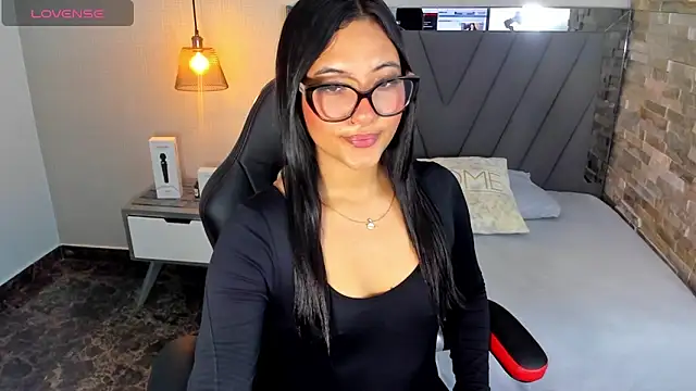 SYLVANA REY4 online show from October 4, 2025, 7:26 pm