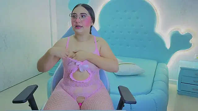 Mia Cuttee online show from October 19, 2025, 3:31 am