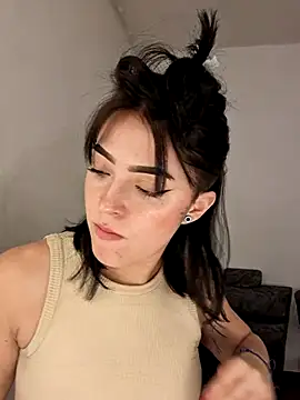 Zafira  online show from November 18, 2025, 4:43 pm