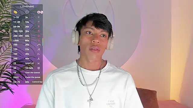 Santti  online show from November 17, 2025, 8:46 pm