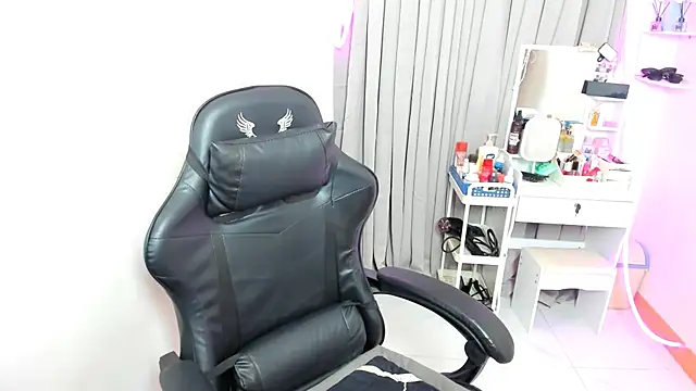 BubbbleButtDemi online show from June 15, 2026, 4:23 am